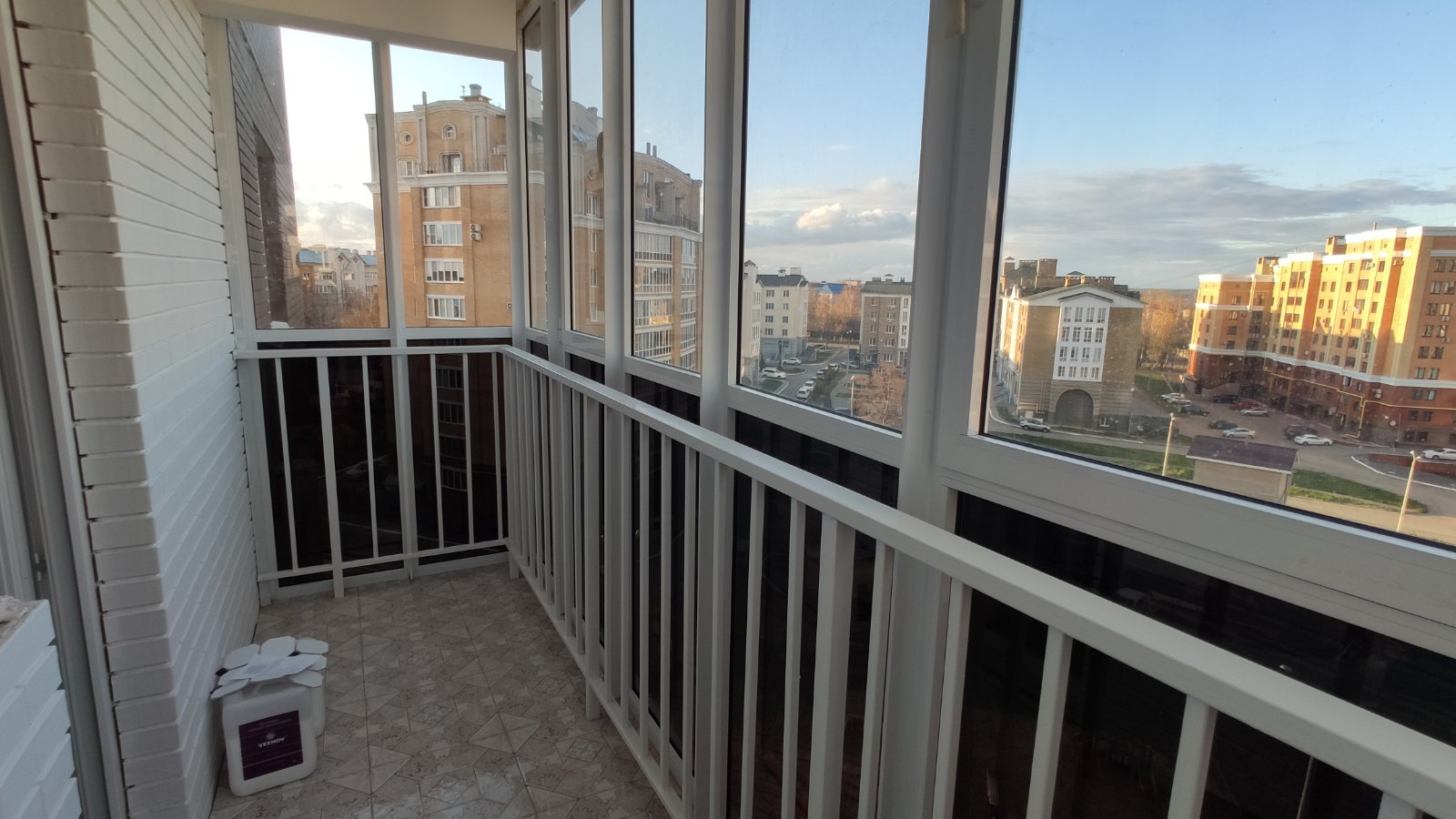 Панорамный балкон с перилами
